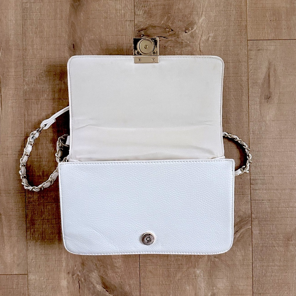 EUC GUESS Crossbody Flap Purse | Chevron Quilted | Cream and Gold - Picture 3 of 11
